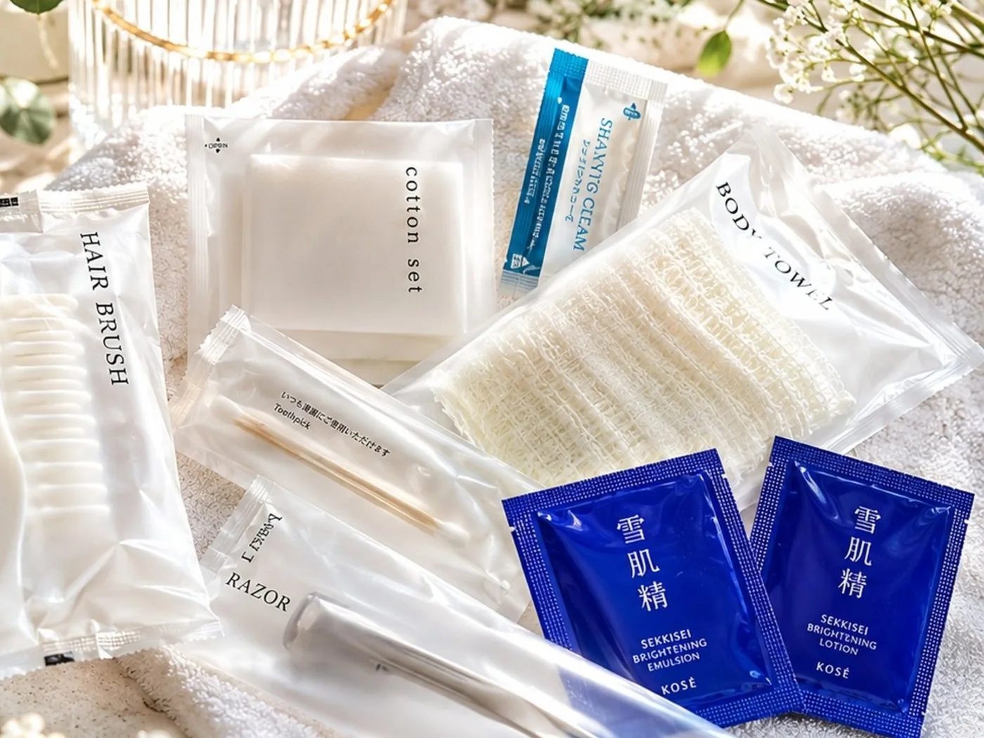 アメニティ。ヘアブラシ、カミソリ、コットンセット、雪肌精の化粧水と乳液