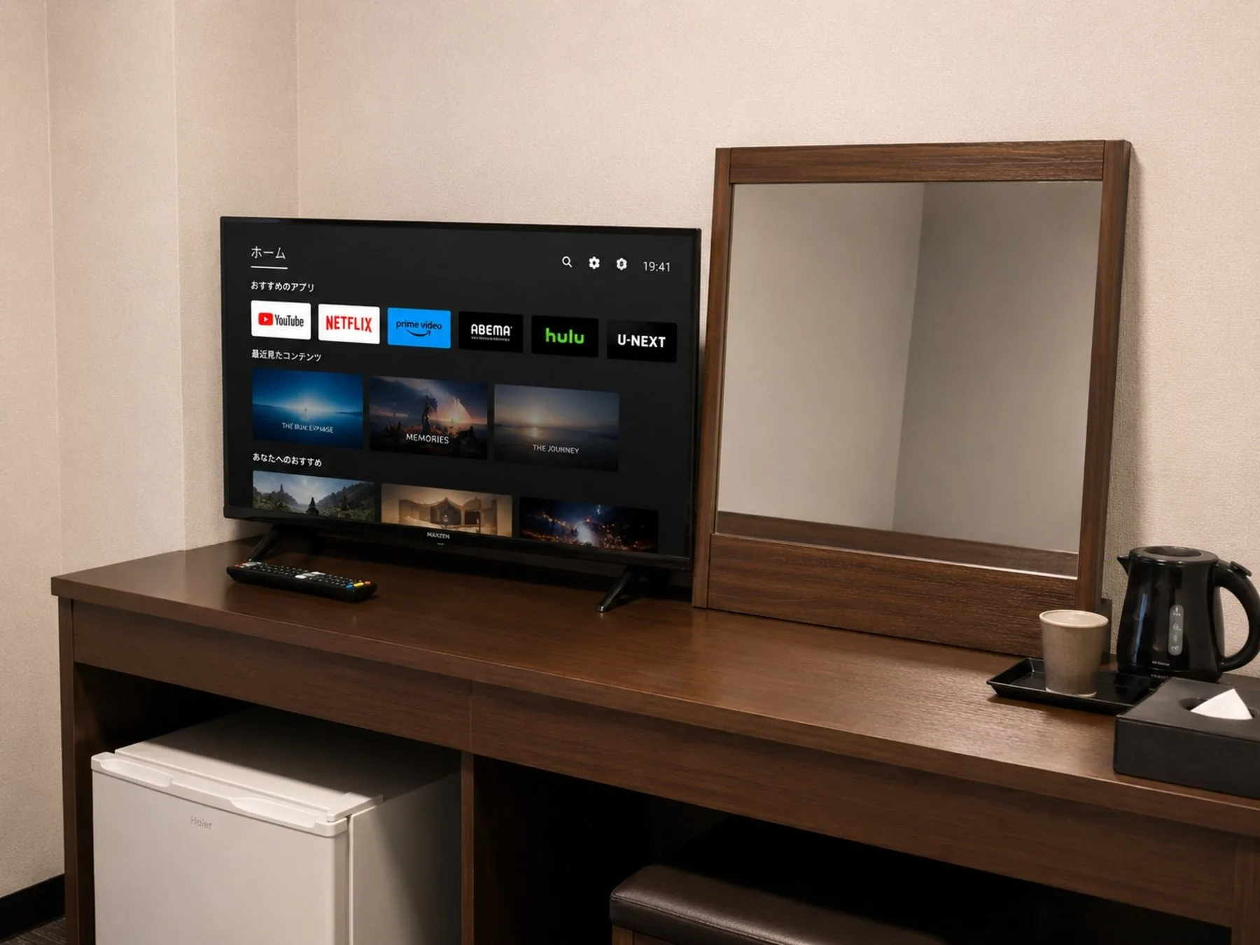 スマートテレビとワークデスク、電気ケトル、冷蔵庫
